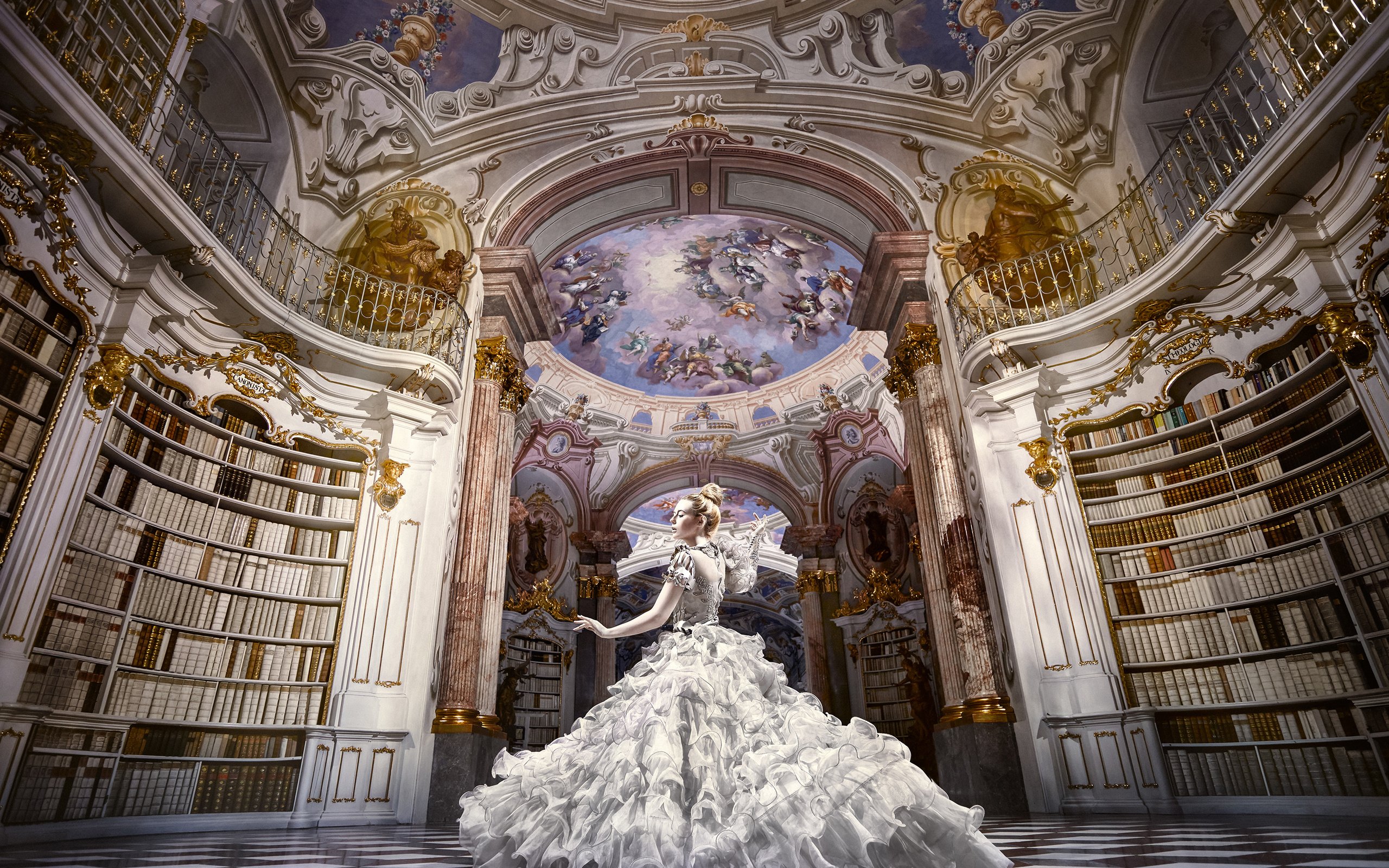 Обои девушка, настроение, платье, книги, зал, танец, библиотека, girl, mood, dress, books, hall, dance, library разрешение 3000x2254 Загрузить