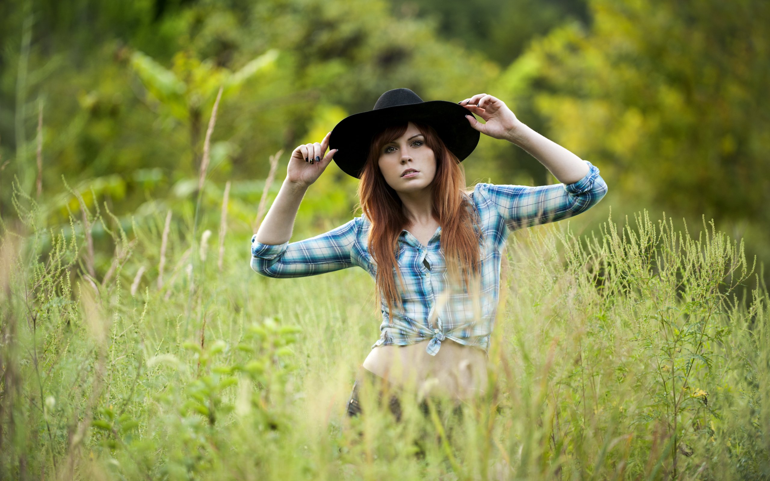 Обои трава, девушка, взгляд, лицо, шляпа, рубашка, рыжеволосая, grass, girl, look, face, hat, shirt, redhead разрешение 6144x4088 Загрузить