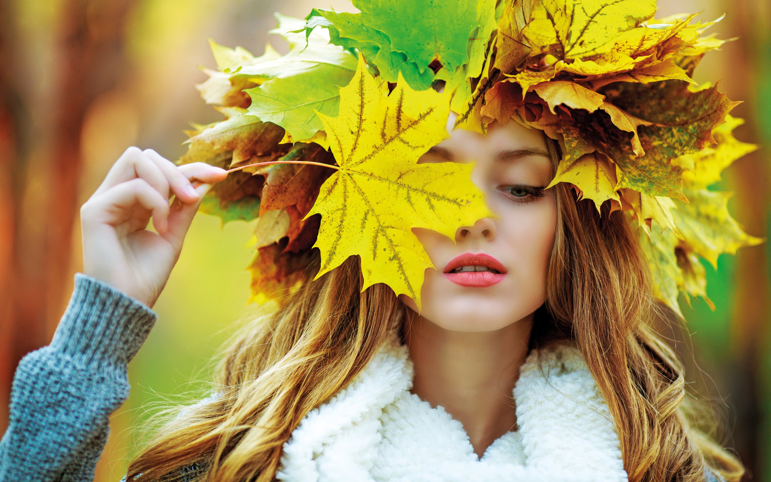 Обои листья, девушка, портрет, взгляд, осень, волосы, лицо, leaves, girl, portrait, look, autumn, hair, face разрешение 5760x3840 Загрузить