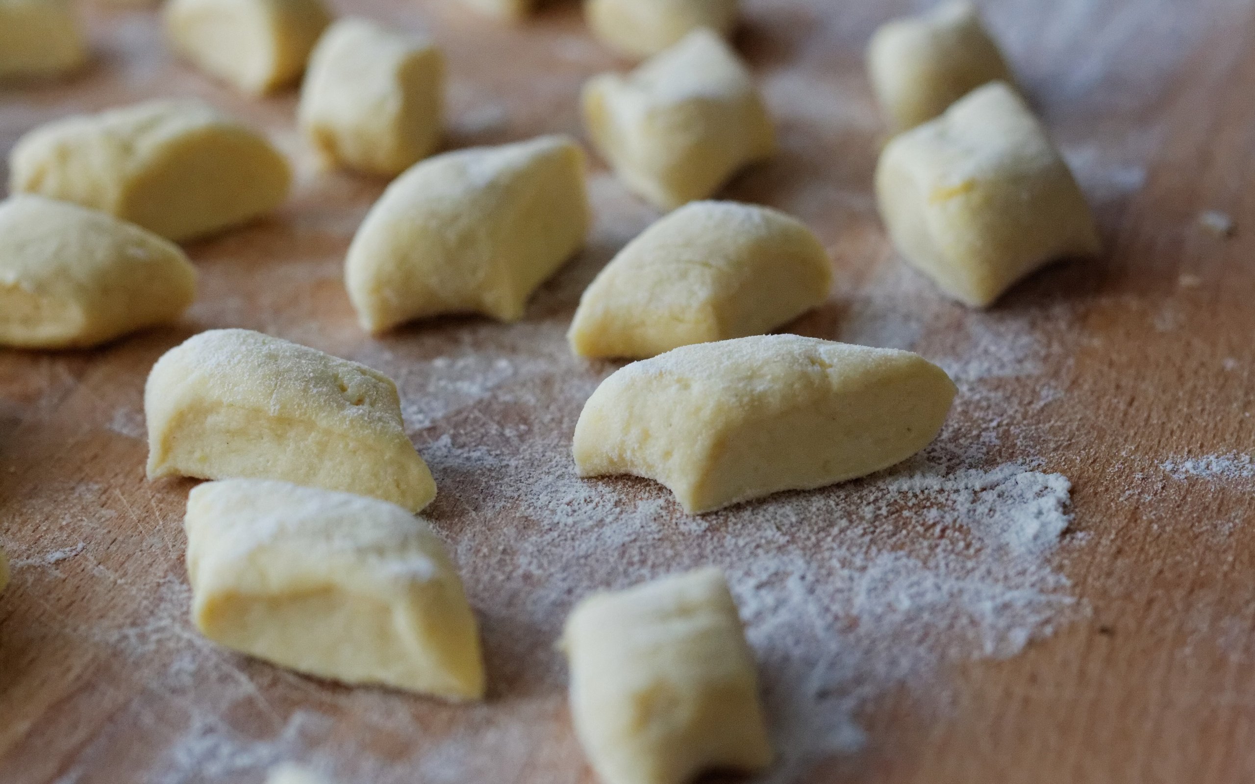 Обои стол, тесто, мука, крупным планом, table, the dough, flour, closeup разрешение 3888x2592 Загрузить