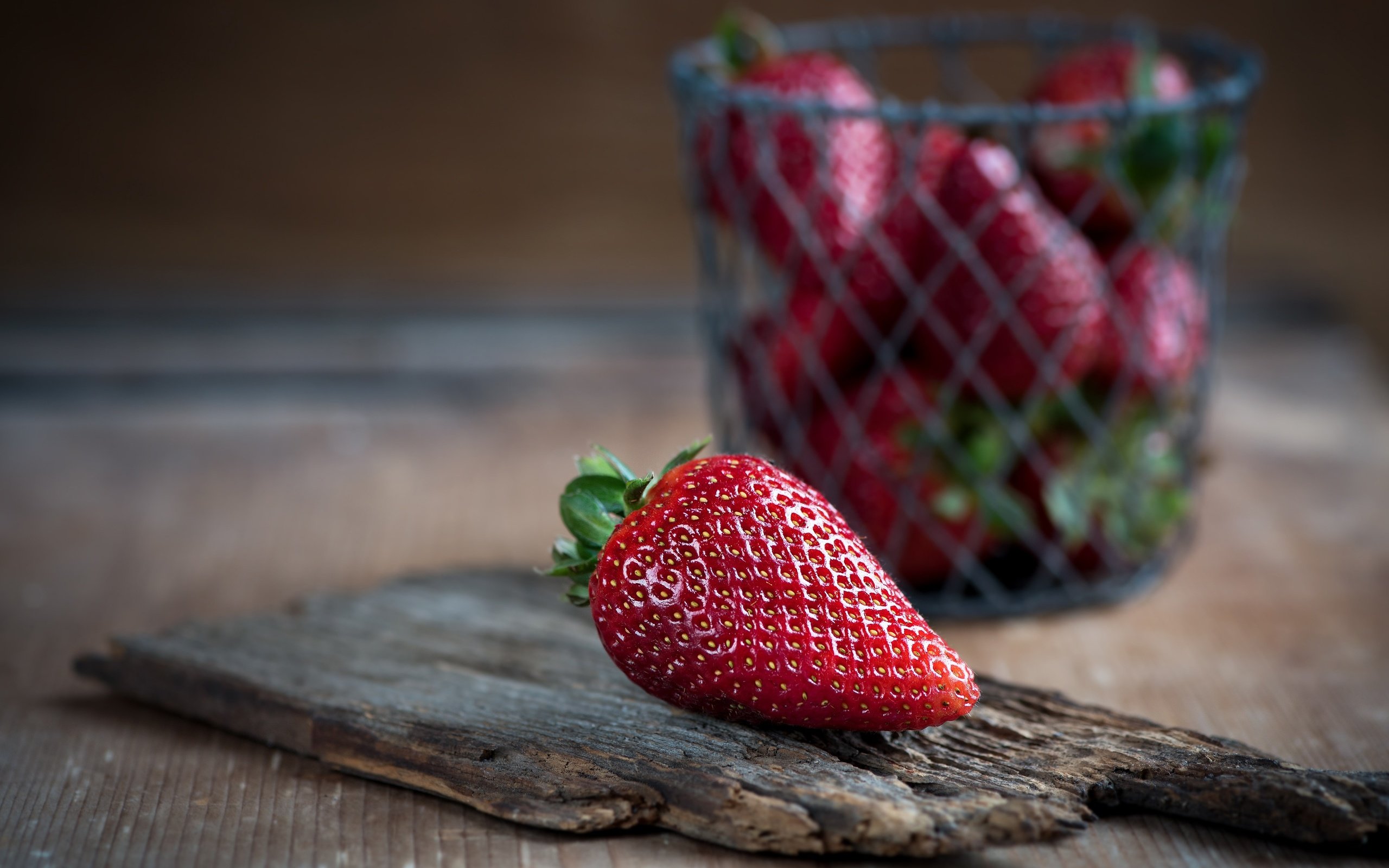 Обои фон, клубника, стол, ягоды, корзинка, деревянная поверхность, background, strawberry, table, berries, basket, wooden surface разрешение 4000x2250 Загрузить