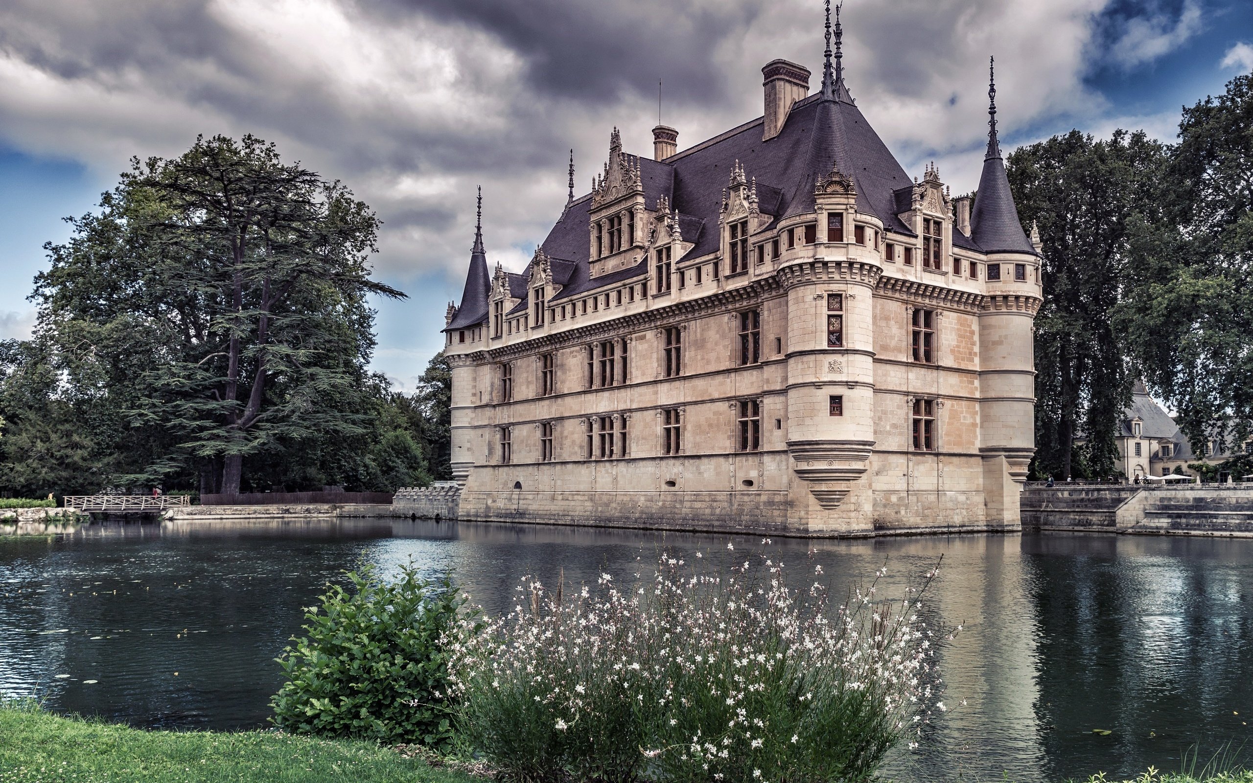 Обои небо, облака, деревья, река, замок, франция, encore azay, the sky, clouds, trees, river, castle, france разрешение 2560x1707 Загрузить