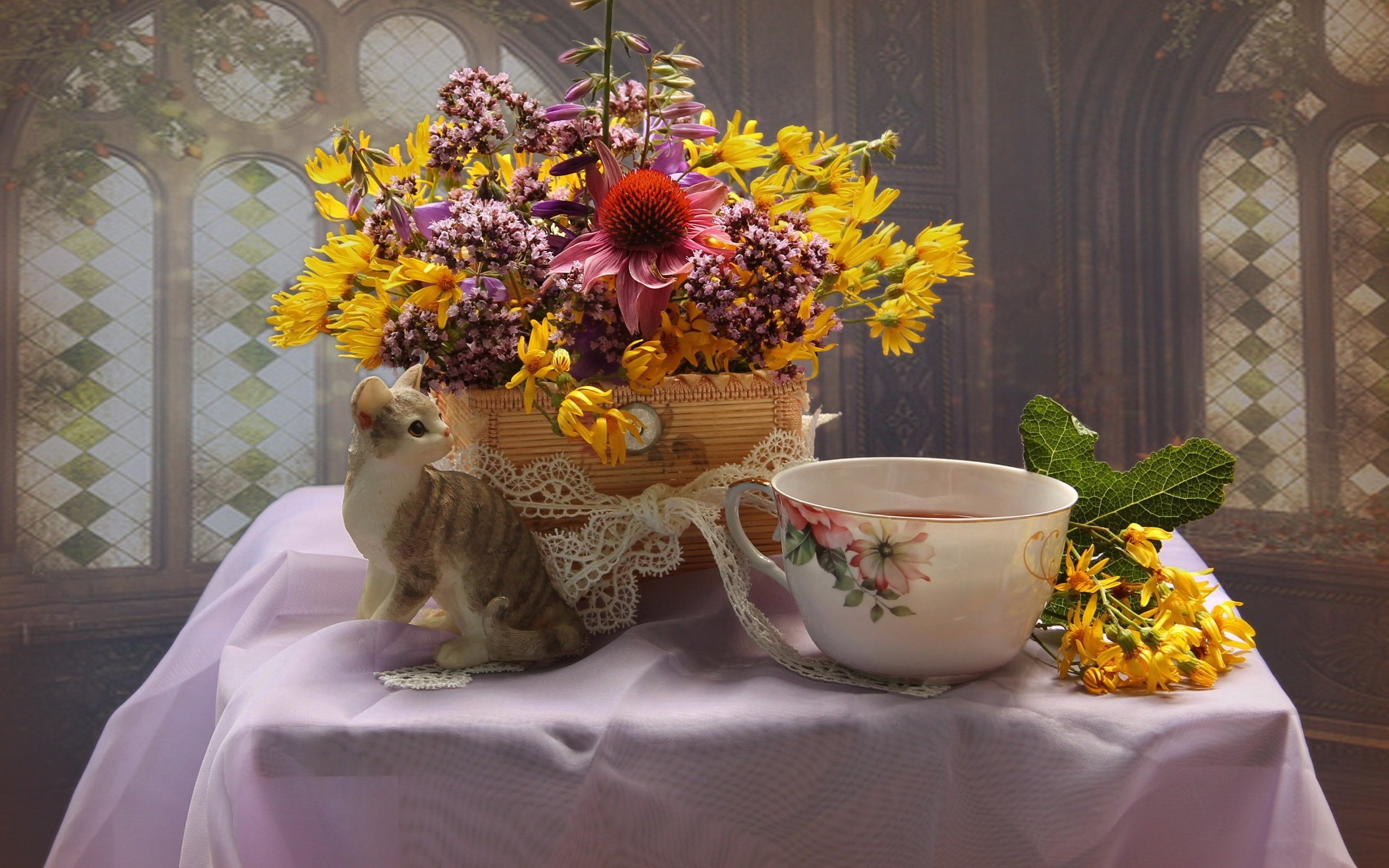 Обои цветы, композиция, кошка, статуэтка, букет, чашка, чай, посуда, салфетка, flowers, composition, cat, figurine, bouquet, cup, tea, dishes, napkin разрешение 2658x1847 Загрузить