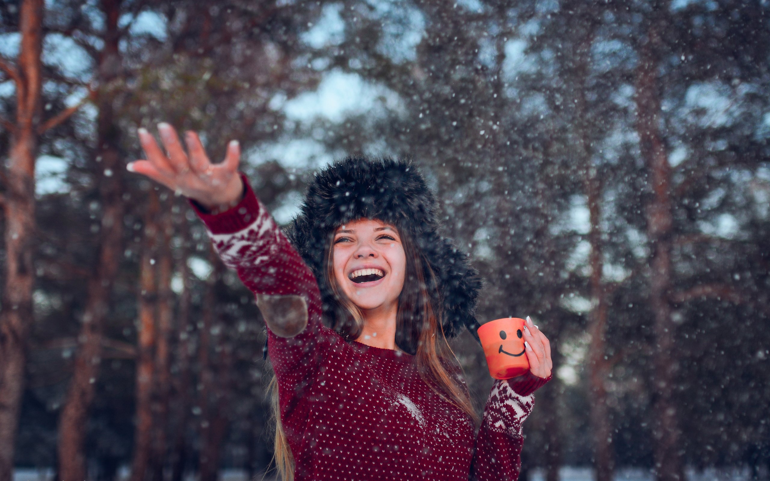 Обои снег, зима, девушка, радость, кружка, шапка, чай, snow, winter, girl, joy, mug, hat, tea разрешение 4496x3000 Загрузить