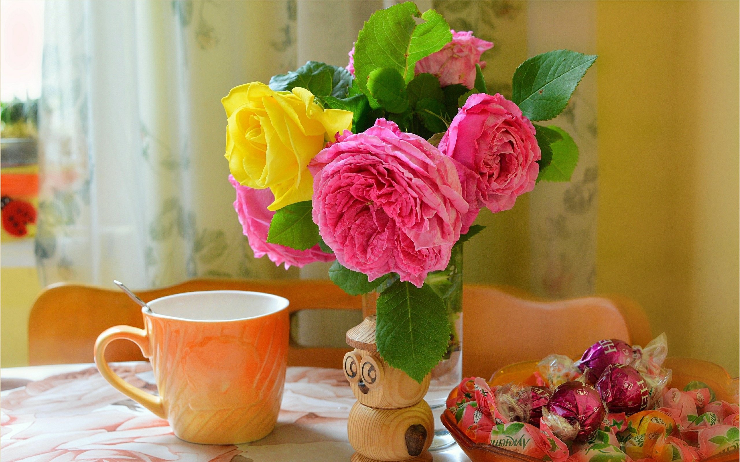 Обои цветы, розы, конфеты, букет, чашка, сладкое, flowers, roses, candy, bouquet, cup, sweet разрешение 3004x1882 Загрузить