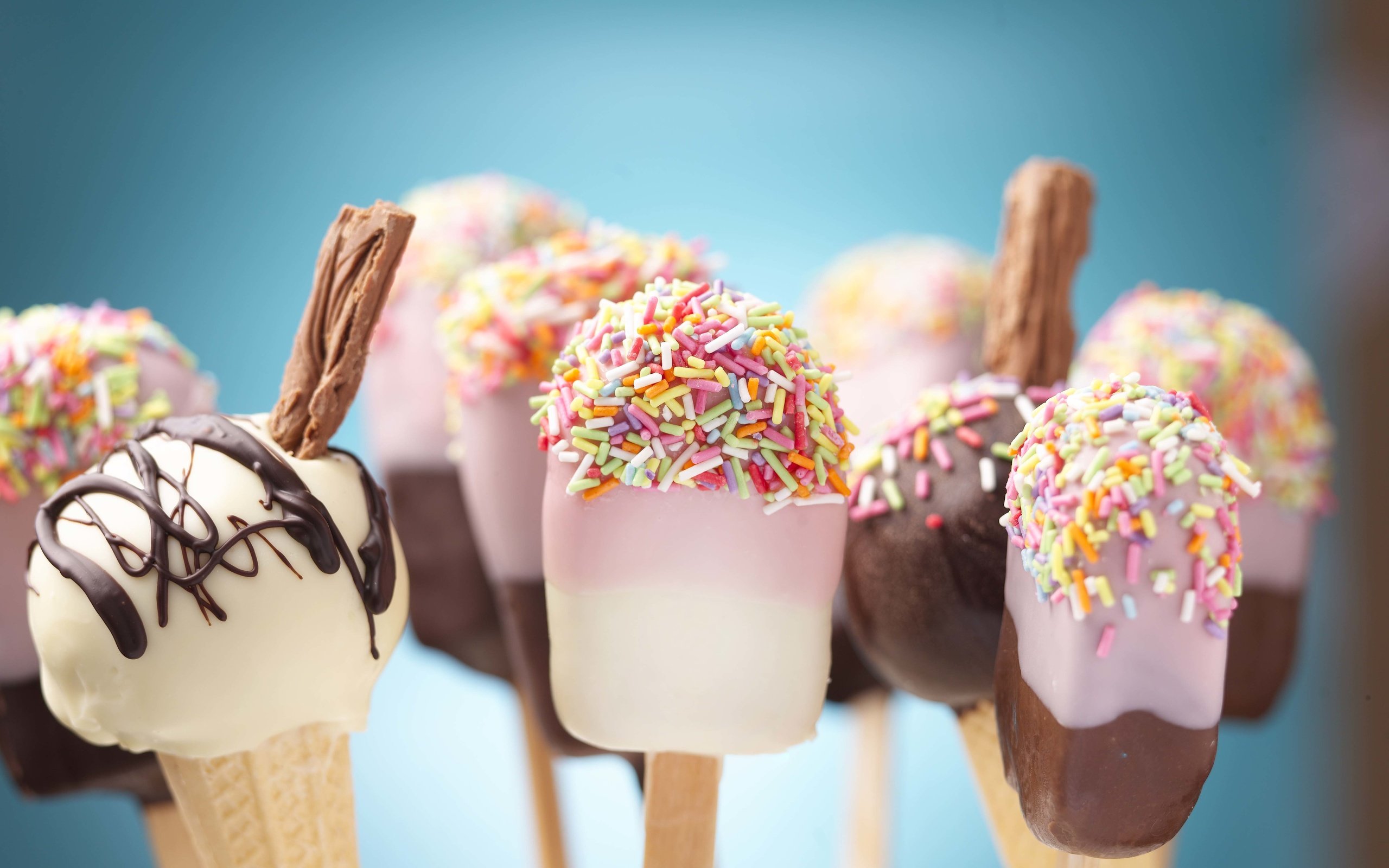 Обои мороженое, клубника, шоколад, посыпка, ice cream, strawberry, chocolate, topping разрешение 6096x4558 Загрузить