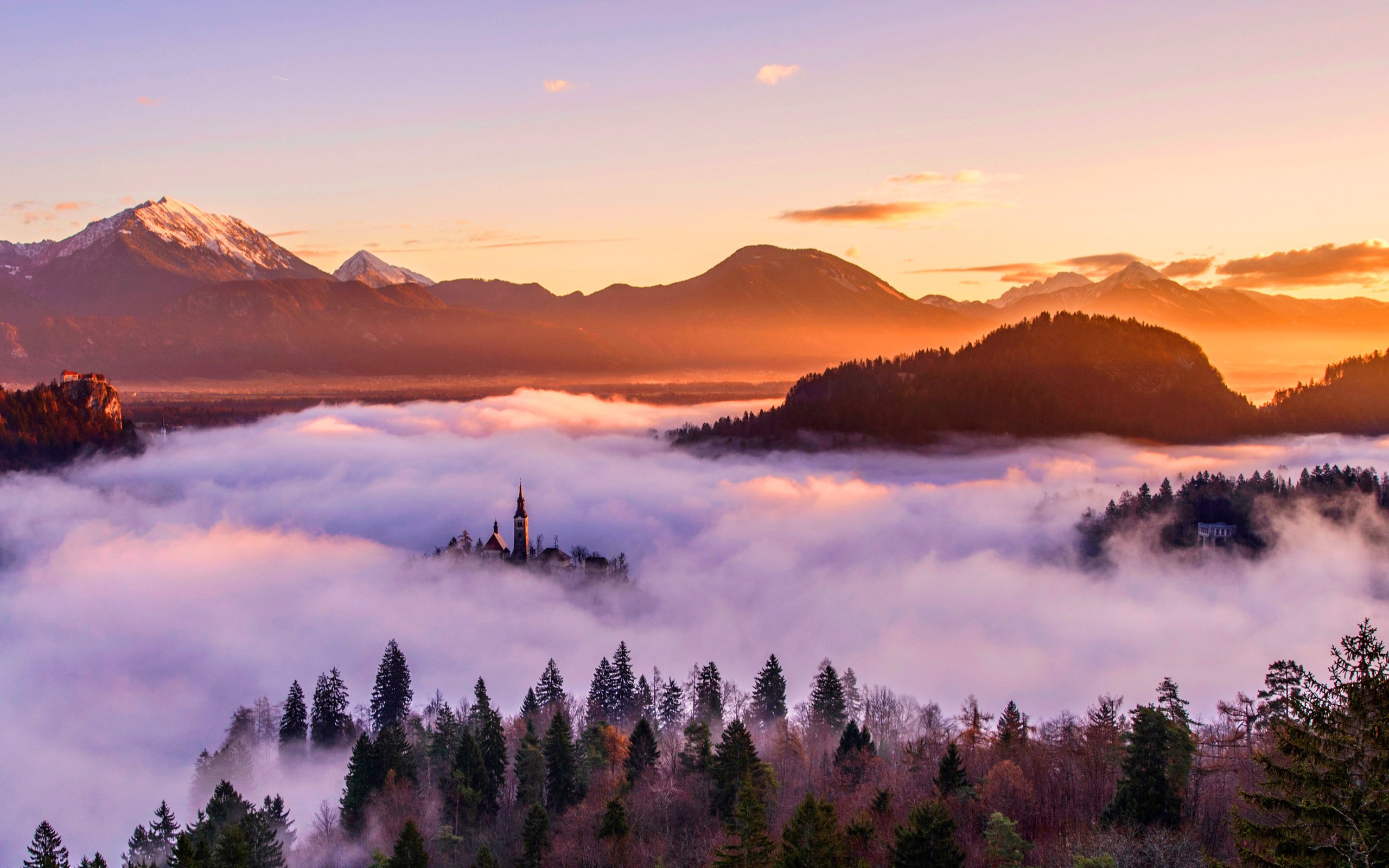 Обои небо, деревья, горы, лес, закат, туман, the sky, trees, mountains, forest, sunset, fog разрешение 2880x1920 Загрузить