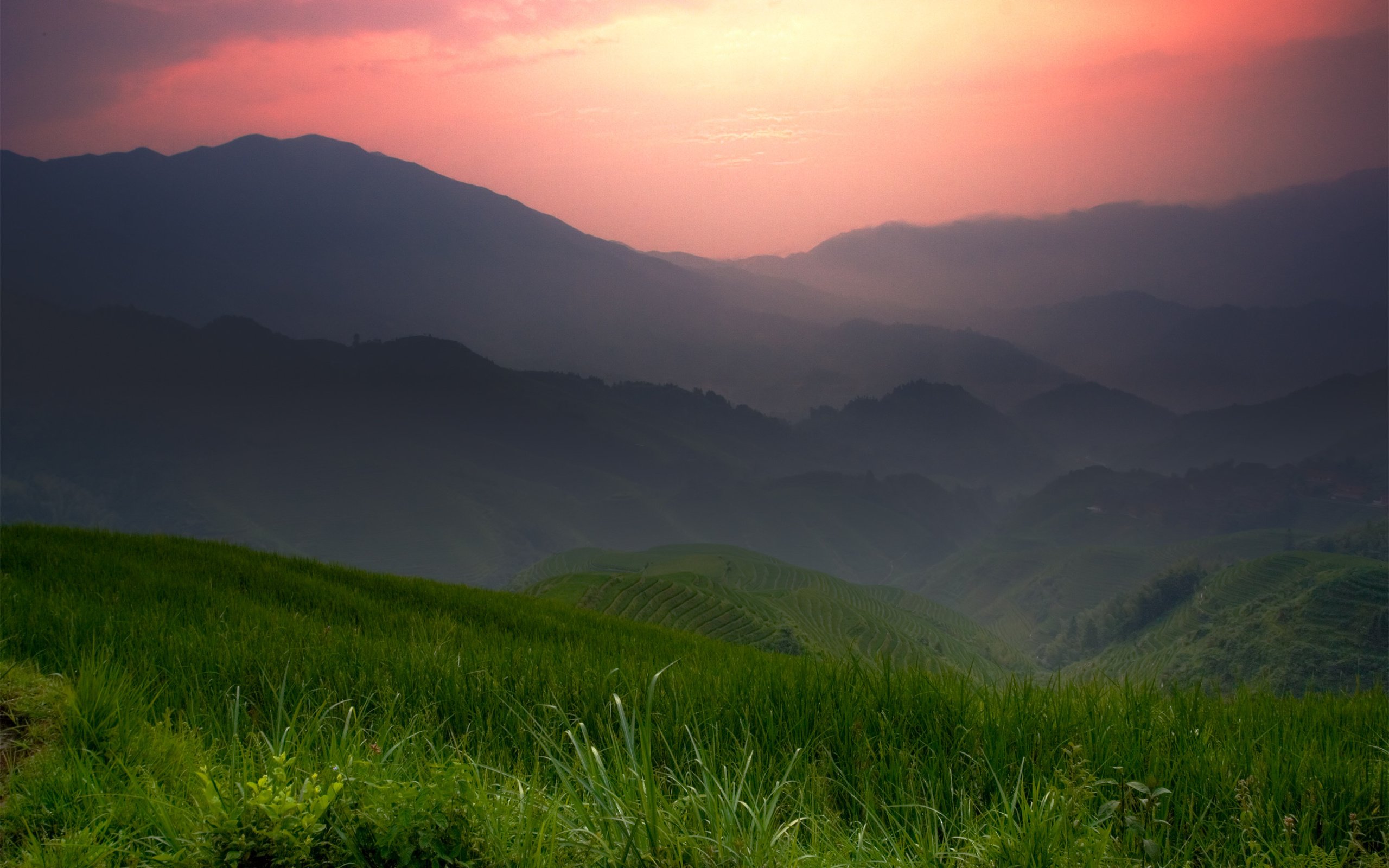 Обои трава, горы, закат, пейзаж, туман, поле, grass, mountains, sunset, landscape, fog, field разрешение 3000x2000 Загрузить