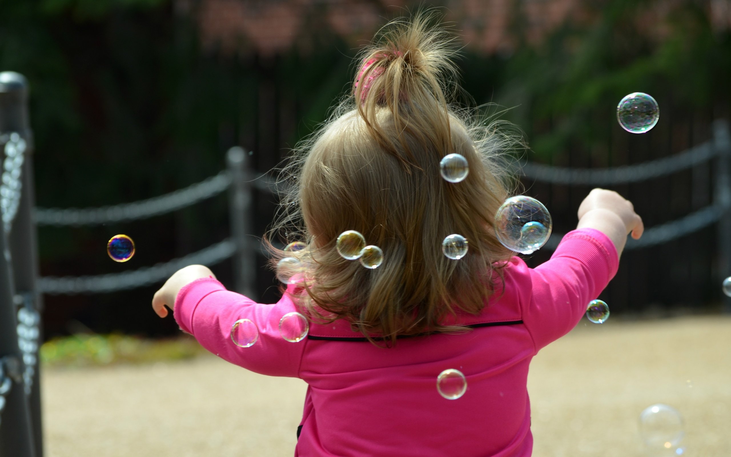 Обои настроение, дети, девочка, волосы, ребенок, мыльные пузыри, mood, children, girl, hair, child, bubbles разрешение 4000x2649 Загрузить