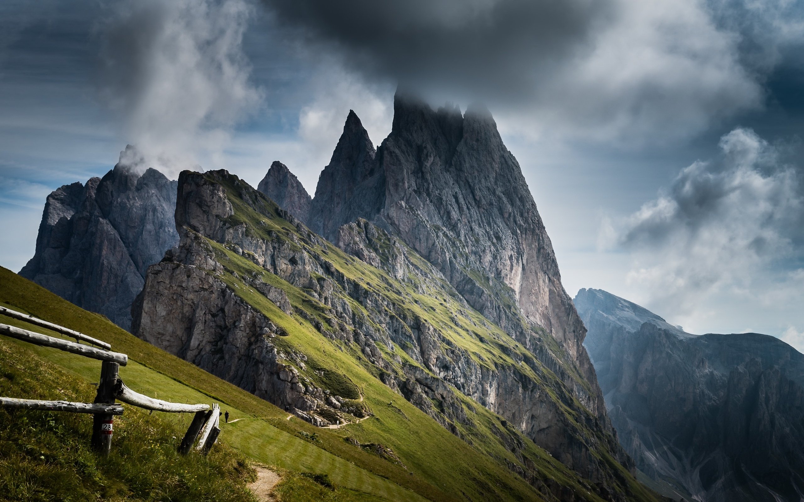 Обои небо, горы, природа, пейзаж, забор, доломитовые альпы, the sky, mountains, nature, landscape, the fence, the dolomites разрешение 2981x1677 Загрузить