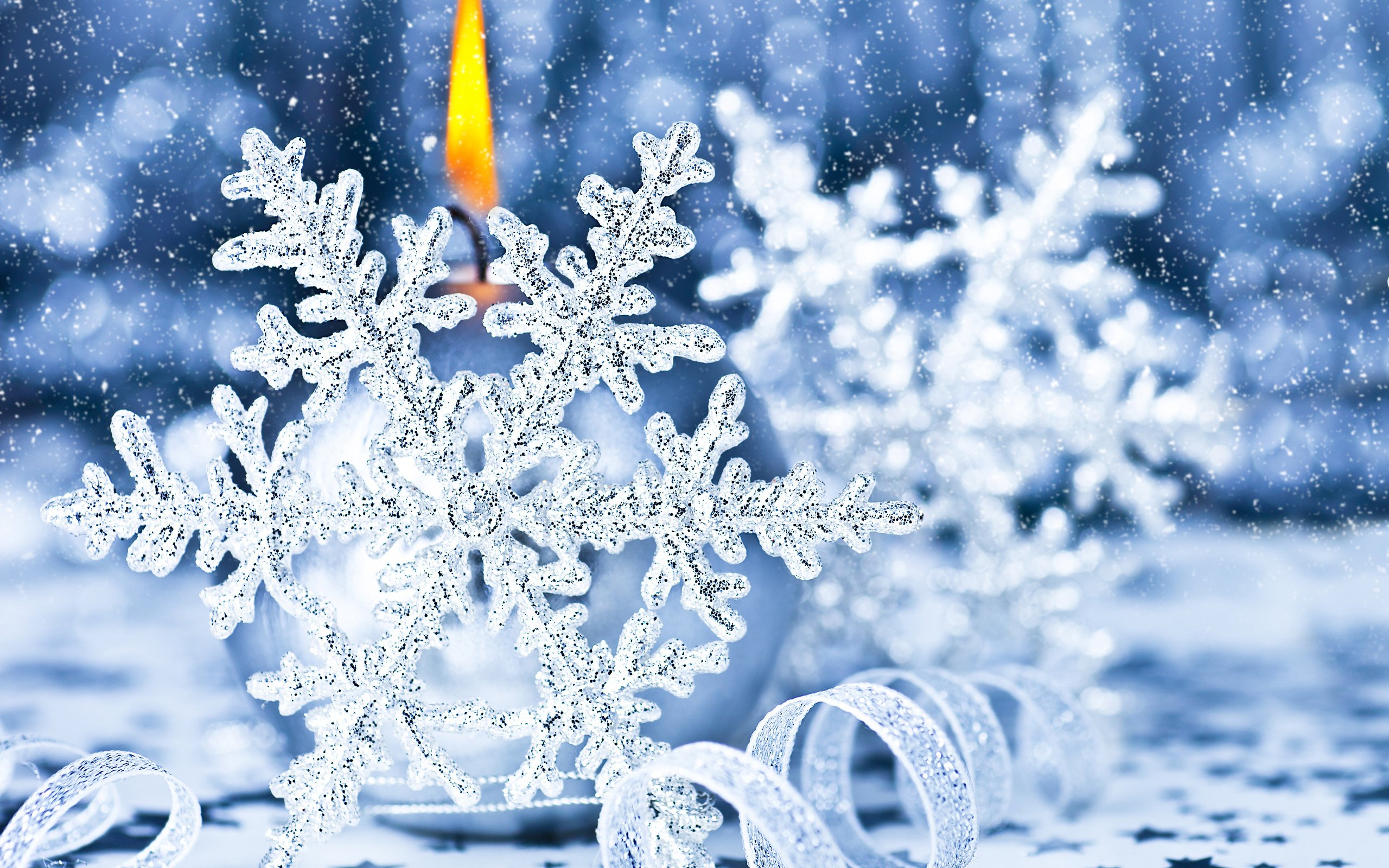 Обои снежинки, свеча, рождество, украшение, снегопад, snowflakes, candle, christmas, decoration, snowfall разрешение 5120x3803 Загрузить