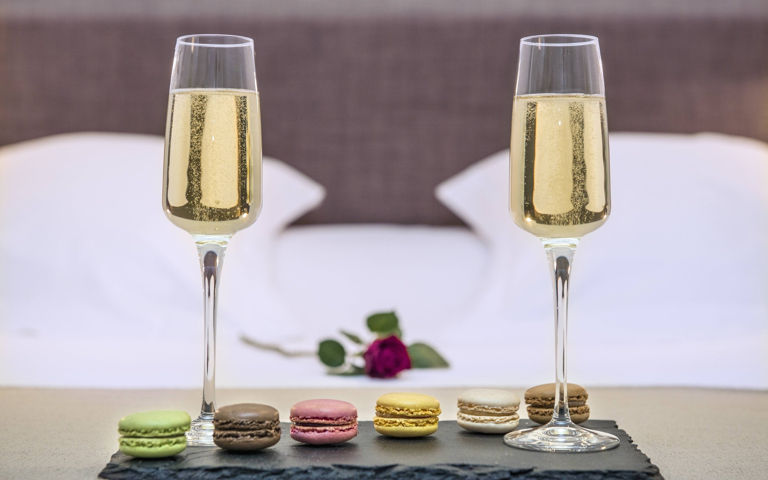 Обои вино, бокалы, шампанское, печенье, макаруны, wine, glasses, champagne, cookies, macaroon разрешение 7360x4848 Загрузить