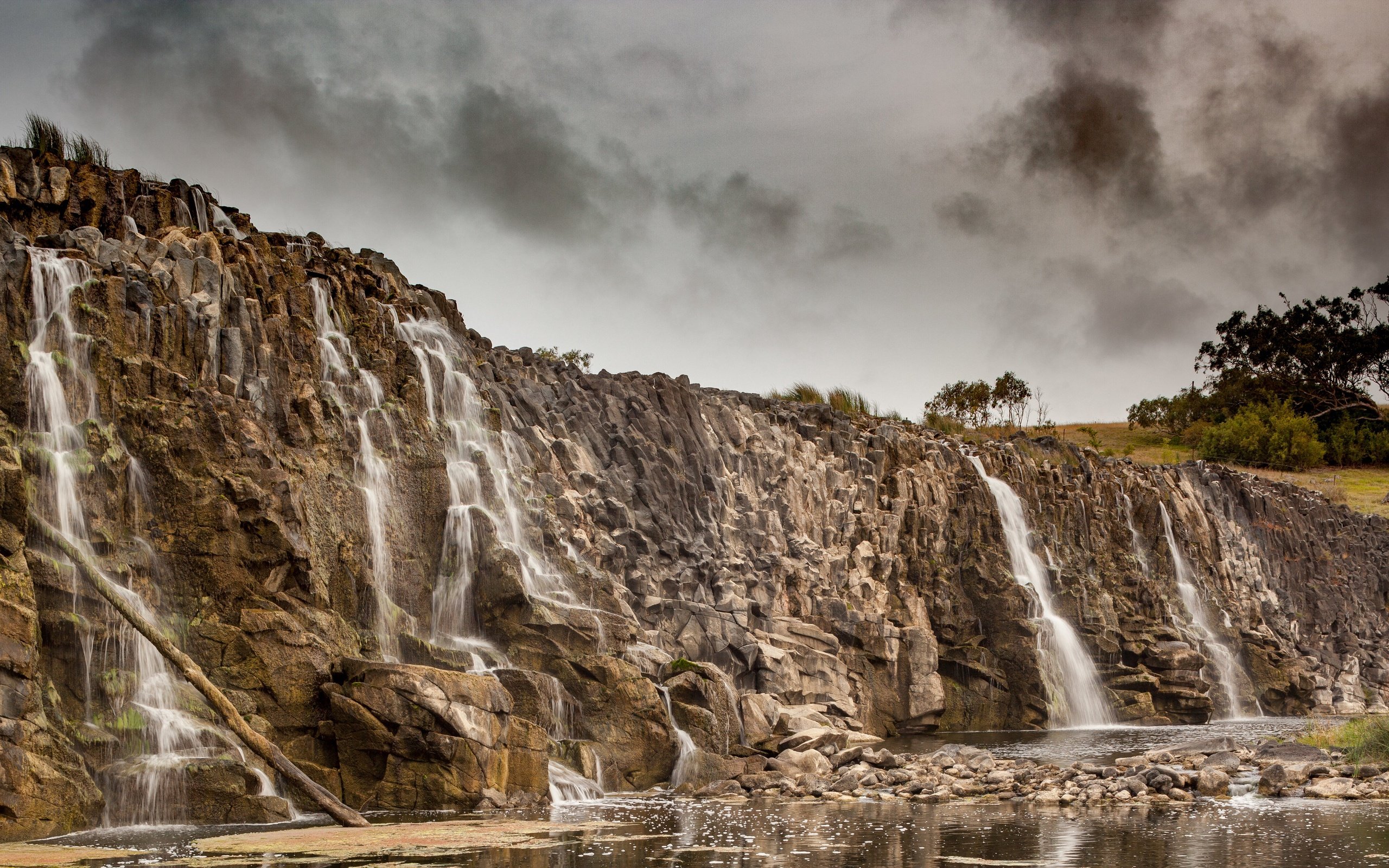 Обои небо, облака, деревья, вода, скалы, природа, камни, водопад, the sky, clouds, trees, water, rocks, nature, stones, waterfall разрешение 3840x2160 Загрузить