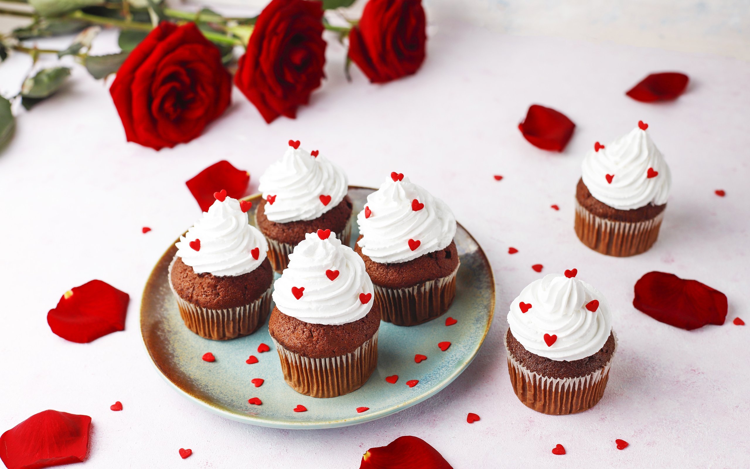 Обои розы, букет, день святого валентина, кексы, roses, bouquet, valentine's day, cupcakes разрешение 6240x4160 Загрузить