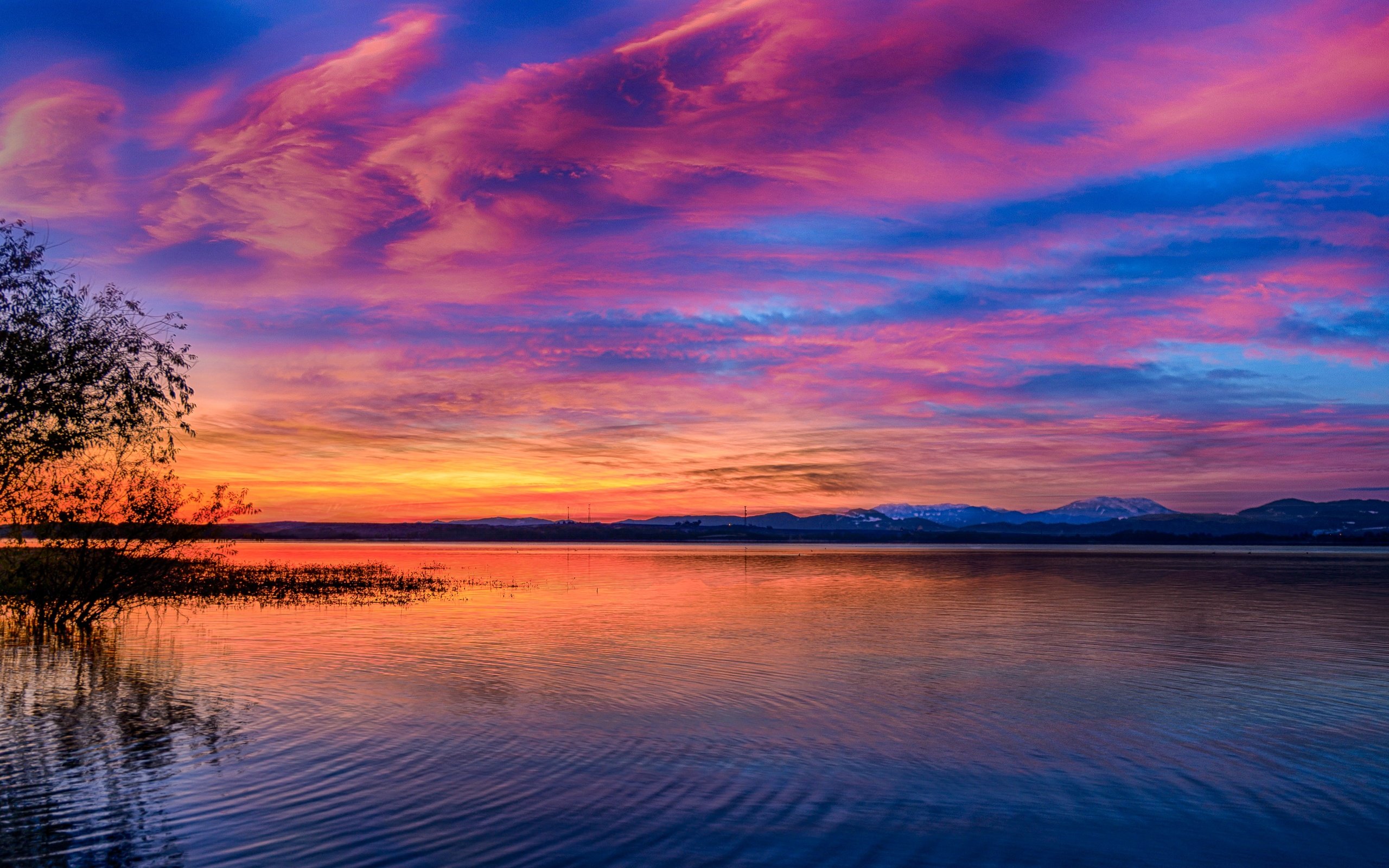 Обои небо, облака, озеро, природа, лес, закат, гладь, the sky, clouds, lake, nature, forest, sunset, surface разрешение 7680x4320 Загрузить