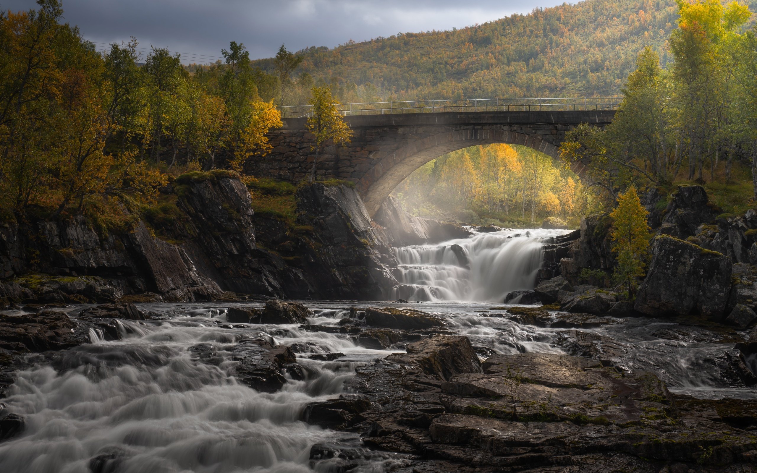 Обои деревья, река, лес, мост, водопад, осень, каскад, trees, river, forest, bridge, waterfall, autumn, cascade разрешение 6144x4098 Загрузить