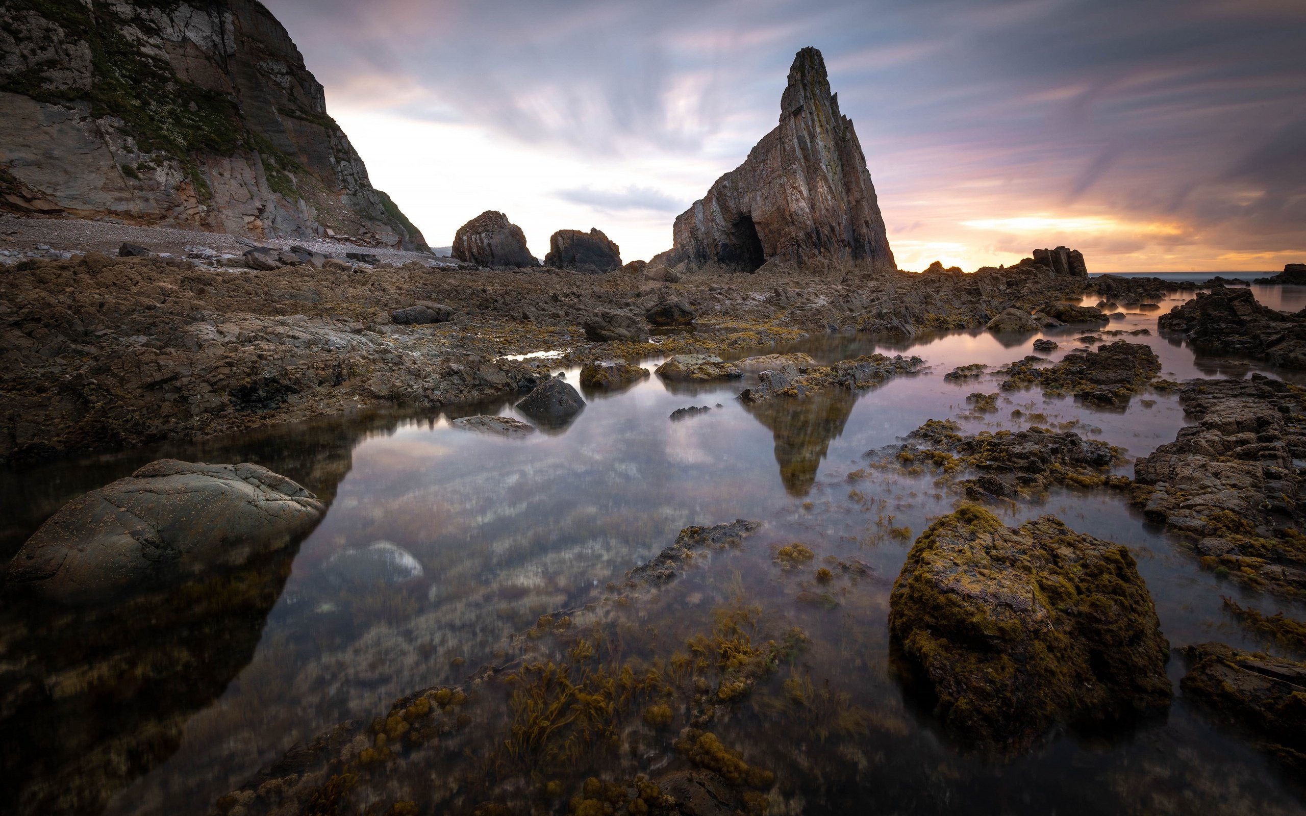 Обои небо, вечер, скалы, камни, берег, отражение, море, the sky, the evening, rocks, stones, shore, reflection, sea разрешение 3840x2160 Загрузить