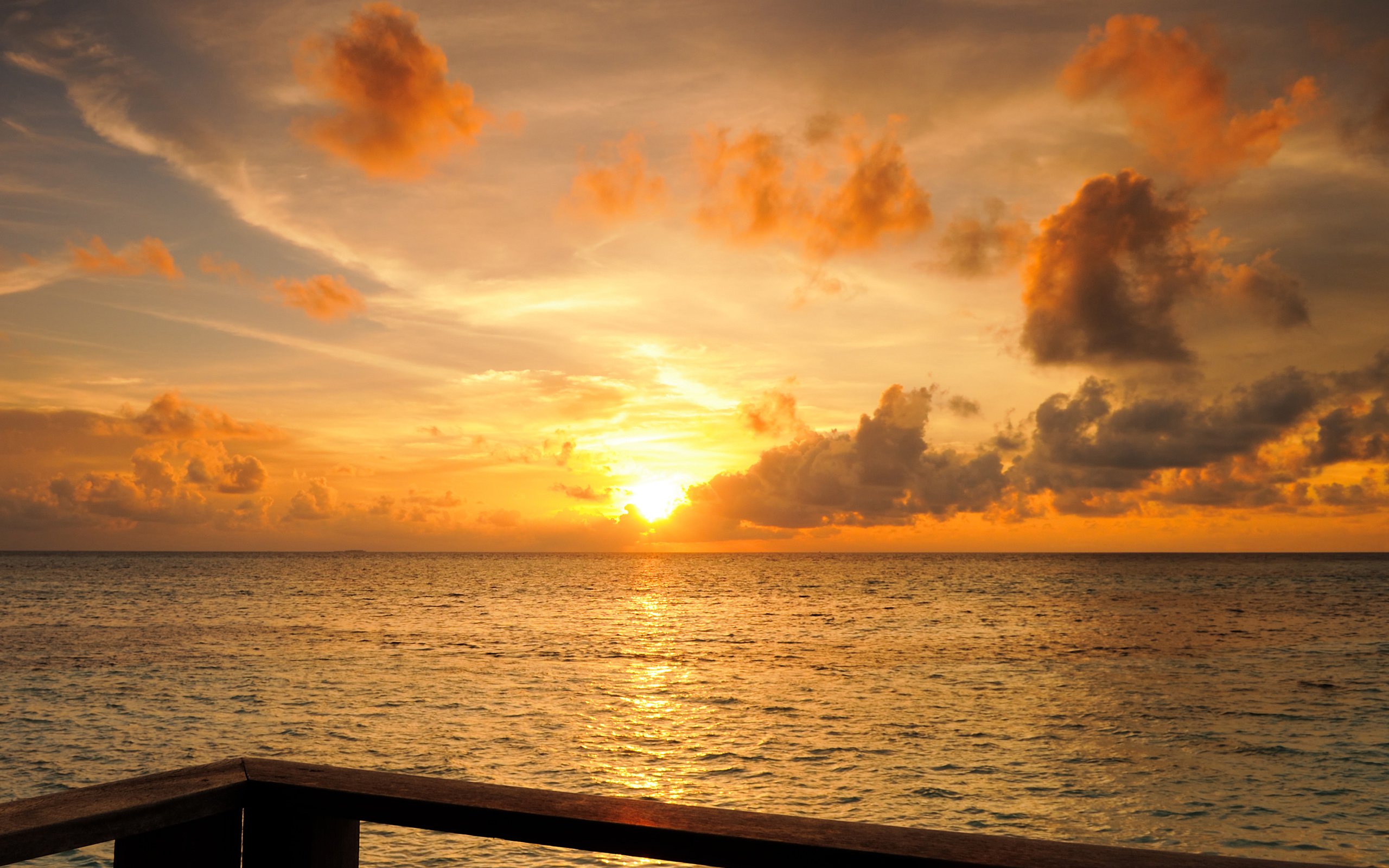 Обои небо, облака, солнце, закат, море, горизонт, тропики, мальдивы, the sky, clouds, the sun, sunset, sea, horizon, tropics, the maldives разрешение 2581x1720 Загрузить