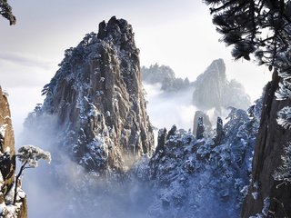 Обои снег, зима, скала, гора, ель, китай, snow, winter, rock, mountain, spruce, china разрешение 1920x1200 Загрузить