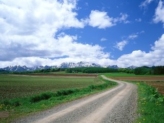 Обои дорога, облака, горы, поле, road, clouds, mountains, field разрешение 1920x1440 Загрузить