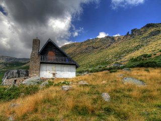 Обои трава, горы, камни, дом, grass, mountains, stones, house разрешение 1920x1080 Загрузить