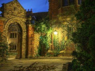 Обои вечер, замок, ворота, фонарь, дворик, плющ, поместье, the evening, castle, gate, lantern, patio, ivy, the estate разрешение 1920x1200 Загрузить