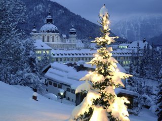 Обои снег, елка, город, подсветка, snow, tree, the city, backlight разрешение 2000x1333 Загрузить