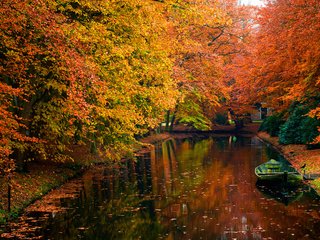 Обои деревья, вода, фото, осень, красота, лодка, романтика, trees, water, photo, autumn, beauty, boat, romance разрешение 2560x1774 Загрузить