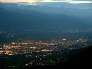 Обои ночь, огни, горы, night, lights, mountains разрешение 2000x1333 Загрузить