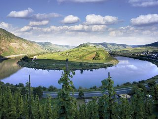 Обои небо, остров, дорога, горы, природа, зелень, лето, водоем, дома, the sky, island, road, mountains, nature, greens, summer, pond, home разрешение 1920x1200 Загрузить