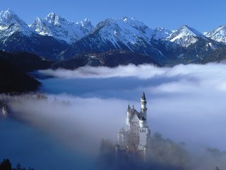 Обои горы, туман, замок, германия, нойшванштайн, бавария, mountains, fog, castle, germany, neuschwanstein, bayern разрешение 1920x1200 Загрузить