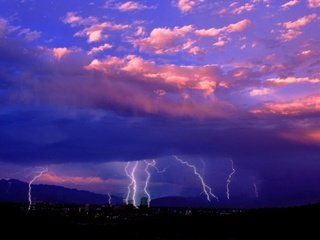 Обои тучи, молния, город, clouds, lightning, the city разрешение 1999x1333 Загрузить