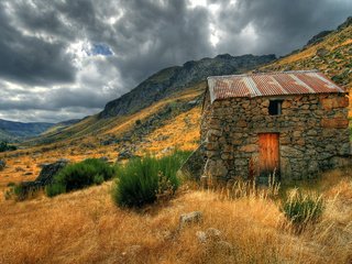 Обои трава, горы, тучи, осень, дом, сарай, glaciarvale, grass, mountains, clouds, autumn, house, the barn разрешение 2560x1600 Загрузить