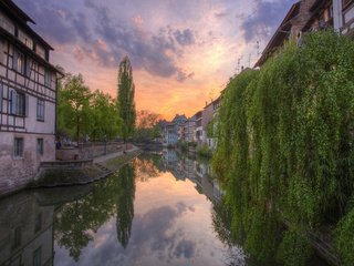 Обои облака, деревья, канал, дома, террасы, балконы, clouds, trees, channel, home, terrace, balconies разрешение 1920x1200 Загрузить