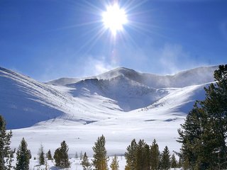 Обои горы, солнце, снег, зима, россия, ель, mountains, the sun, snow, winter, russia, spruce разрешение 1920x1200 Загрузить