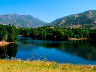 Обои озеро, долина, горы, природа, лес, отражение, пейзаж, домики, водоем, lake, valley, mountains, nature, forest, reflection, landscape, houses, pond разрешение 1920x1200 Загрузить