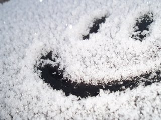 Обои снег, стекло, смайлик, snow, glass, smiley разрешение 2560x1600 Загрузить