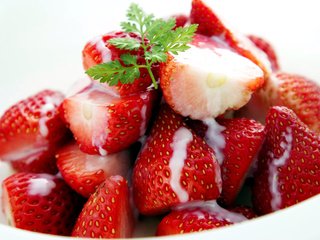 Обои еда, клубника, ягоды, сливки, петрушка, узорные кружева, food, strawberry, berries, cream, parsley, patterned lace разрешение 1920x1200 Загрузить