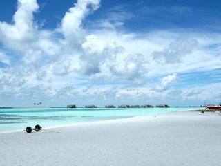 Обои небо, облака, песок, пляж, лодки, океан, бунгало, the sky, clouds, sand, beach, boats, the ocean, bungalow разрешение 2560x1600 Загрузить