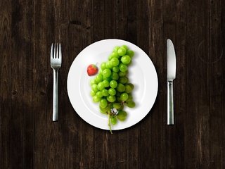 Обои виноград, вилка, тарелка, ножик, grapes, plug, plate, knife разрешение 2560x1600 Загрузить