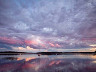 Обои отражение, водная гладь, катер, reflection, water surface, boat разрешение 2560x1600 Загрузить