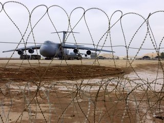 Обои самолет, колючая проволока, взлетная полоса, the plane, barbed wire, runway разрешение 1920x1200 Загрузить