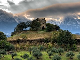 Обои небо, трава, облака, горы, природа, пейзаж, руины, холм, the sky, grass, clouds, mountains, nature, landscape, ruins, hill разрешение 1920x1080 Загрузить