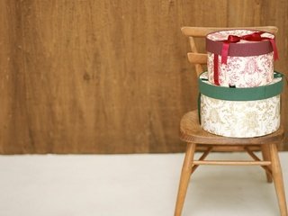 Обои подарки, стул, лента, праздник, коробки, gifts, chair, tape, holiday, box разрешение 1920x1200 Загрузить