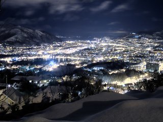 Обои здания, ночь, огни, снег, зима, город, высота, дома, ночной город, building, night, lights, snow, winter, the city, height, home, night city разрешение 2560x1600 Загрузить