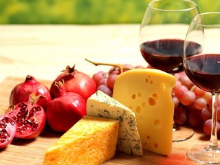 Обои виноград, фрукты, сыр, вино, бокалы, красное, гранат, grapes, fruit, cheese, wine, glasses, red, garnet разрешение 1920x1080 Загрузить