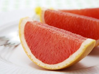 Обои макро, белый фон, цитрус, дольки, тарелка, грейпфрут, macro, white background, citrus, slices, plate, grapefruit разрешение 1920x1200 Загрузить