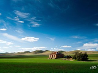 Обои небо, облака, горы, поле, домик, the sky, clouds, mountains, field, house разрешение 1920x1200 Загрузить