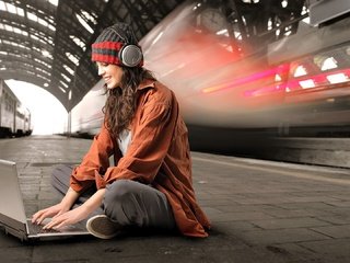 Обои девушка, наушники, сидит, метро, ноутбук, girl, headphones, sitting, metro, laptop разрешение 1920x1080 Загрузить