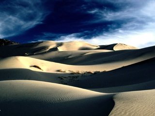 Обои небо, облака, горы, линии, песок, пустыня, тени, дюны, the sky, clouds, mountains, line, sand, desert, shadows, dunes разрешение 1920x1080 Загрузить